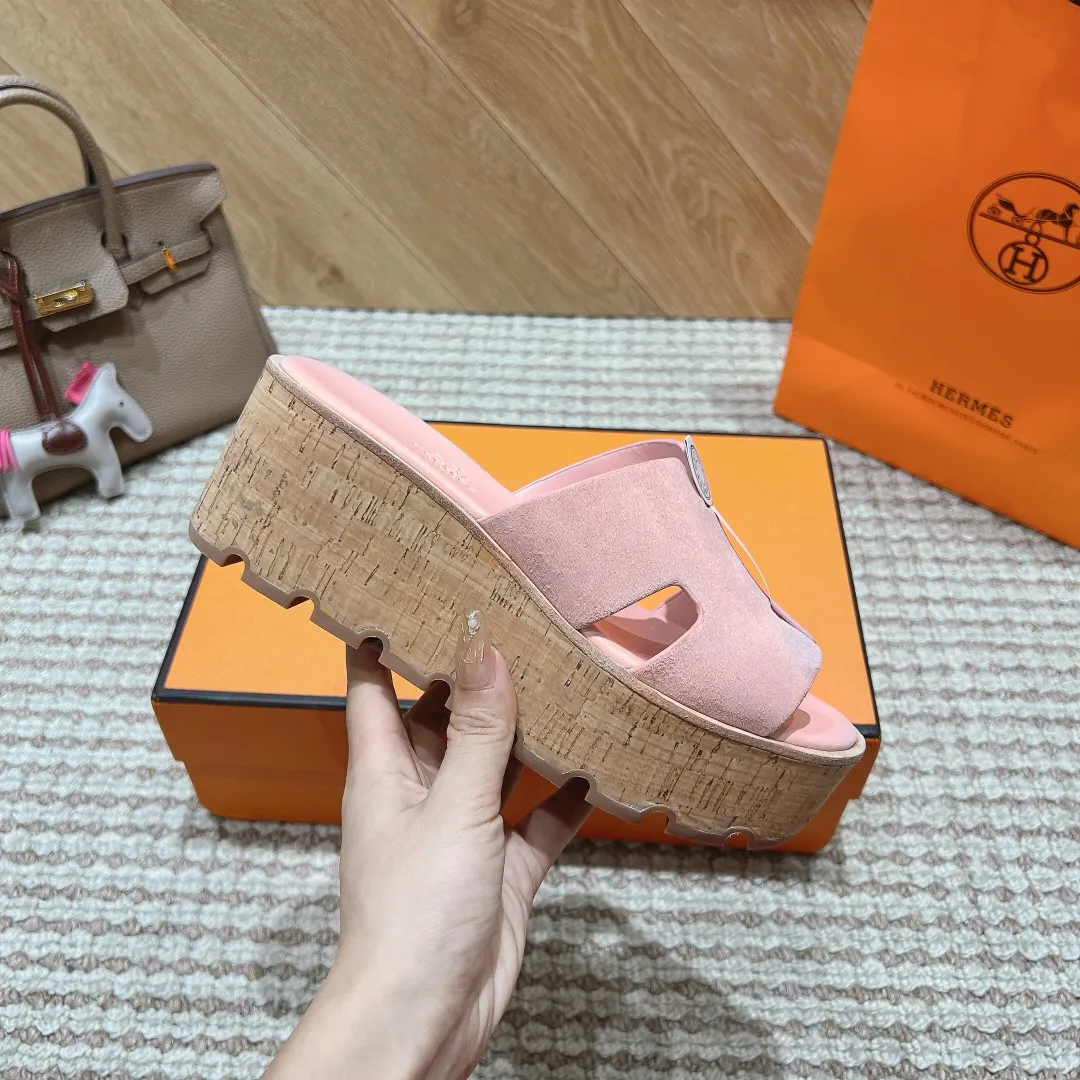 👟👟Ex-factory price 540👟👟 High version of the 2024 spring and summer new HERMES Hermès counter new style. The wedge-heeled Erjiu sandals and slippers, which have been extremely popular recently, are paired with various colorful socks. They are very trendy. Upper: cowhide. Outsole: technological imitation wood sole. Heel height: about 7cm. Size: Female 35-41 (40/41 non-refundable and non-exchangeable)